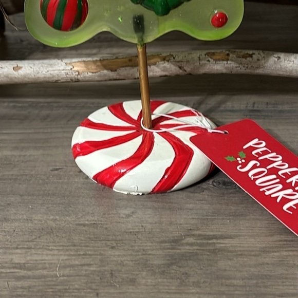 NWT PEPPERMINT SQUARE ACRYLIC CHRISTMAS TREE WITH PEPPERMINTS - Picture 2 of 9